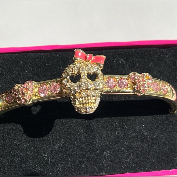 Betsy Johnson SKULL bracelet pink - Picture 2 of 9
